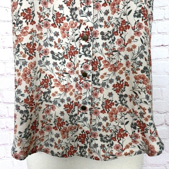 Maurices Beige Floral Sleeveless Button Down  V-Neck Top - Size Medium - Picture 2 of 8